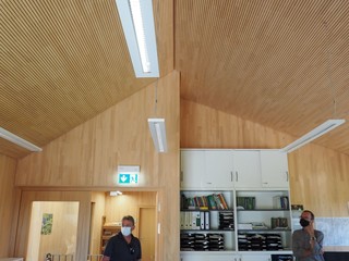 Ein Schulungsraum mit viel Holz